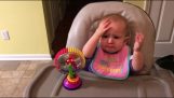 Tyttö yrittää parsakaali ensimmäistä kertaa
