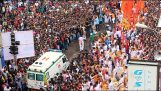 La folla fa strada l'ambulanza