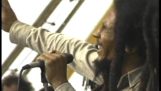 Ο Bob Marley τραγουδά το “No Woman No Cry” konsertti 1979