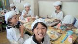 Hvordan er en skolefrokost i Japan