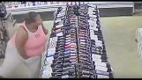 امرأة تدير لسرقة تسع زجاجات الكحول