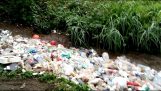 Bir nehir çöp Guatemala