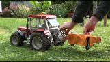 En liten traktor som klipper gräset