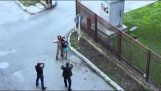 Soldado tentando desarmar o ator durante as filmagens