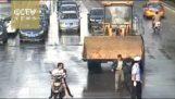 Булдозер причинява хаос в Китай на пътя