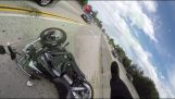 驱动程序导致事故摩托车手, 突然改变车道