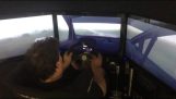 Професионален шофьор играе на видео игра мръсотия