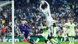 Cristiano Ronaldo intenta hacer un clavado