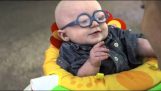 Ένα μωρό με προβλήματα όρασης χαμογελά για πρώτη φορά στη μητέρα του