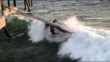 Umkippen ein Segelboot durch starke Wellen