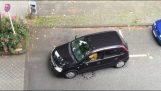 En kvinna som försöker att parkera i Dortmund