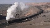 Trene med lokomotivet i kull gruven av Kina