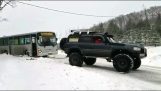 Toyota Land Cruiser unsticks автобус от снега