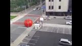 Ogromna crvena kugla od Umetnička instalacija se oslobodio u Toledu