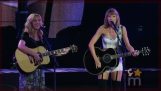 Taylor Swift sings “Smelly Cat” 友人からフィービーと一緒に