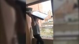 Разстроен Аржентина хвърля телевизора от балкона