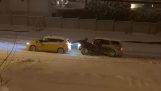 Η λύση για να σπρώξεις ένα αυτοκίνητο που κόλλησε στο χιόνι