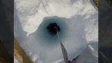 En kamera sänks ner i ett hål 650 meter i Antarktis glaciär