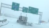 Camion se derivă pe un drum acoperit cu zăpadă
