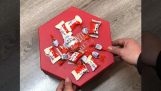 O cutie de bomboane de ciocolată surpriza Kinder