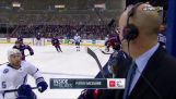 Tray hockey passeert schraap het hoofd van een commentator