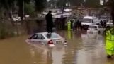 Um homem preso na inundação…