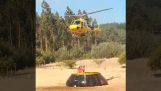 消防直升机装满水 (智利)