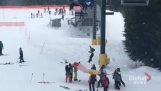 Mladý lyžiar zachrániť malého chlapca od lyžiarskeho vleku