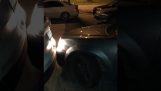 En kvinna kolliderar med 4 bilar när det kommer ut från parkerings