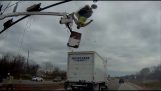 Ciężarówka uderza pracownika na dźwigu