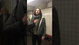 Ο Hozier τραγουδά το “Take Me To Church” в метрото в Ню Йорк