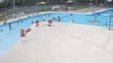 Badmeester redt peuter van verdrinking in zwembad