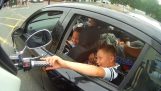 Motorrijder ontmoet twee jonge kinderen
