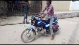 Veszélyes mutatványokat egy motorkerékpár Pakisztán