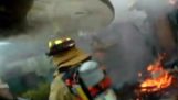 Bombeiros resgatar um cão de uma casa em chamas