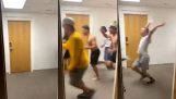 Τρομαγμένοι άνθρωποι τρέχουν σε ένα διάδρομο