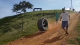 La grande randonnée sur un pneu de tracteur