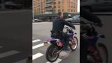 Ein Polizist auf einem Motorrad konfisziert (New York)