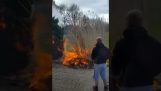 Човек ставља случајно ватру у својој башти