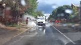 Van řidiče prší záměrně chodci kolemjdoucí výmoly