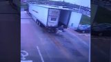 Kierowca ciężarówki przed drzwiami przyczepy