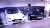 Ein Auto Tesla Model S plötzlich entzündet