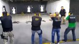 disparar con un instructor de entrenamiento de la técnica poco ortodoxa