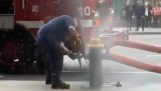 消火栓に対する消防士