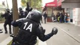 Полицай хвърля цимент релсови протестиращи (Франция)