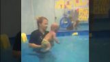 треньор по плуване с опасен техника обучение в бебета