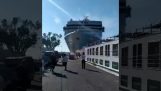 Cruiseskip ankommer havnen ut av kontroll