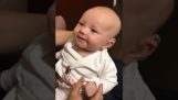 Baby med hørselsproblemer for første gang hører stemmen til sin mors