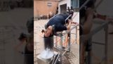 Vynálezce staví stroj pro automatické mytí vlasů