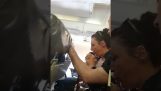 Major turbulencie v lietadle spustiť letuška na strope